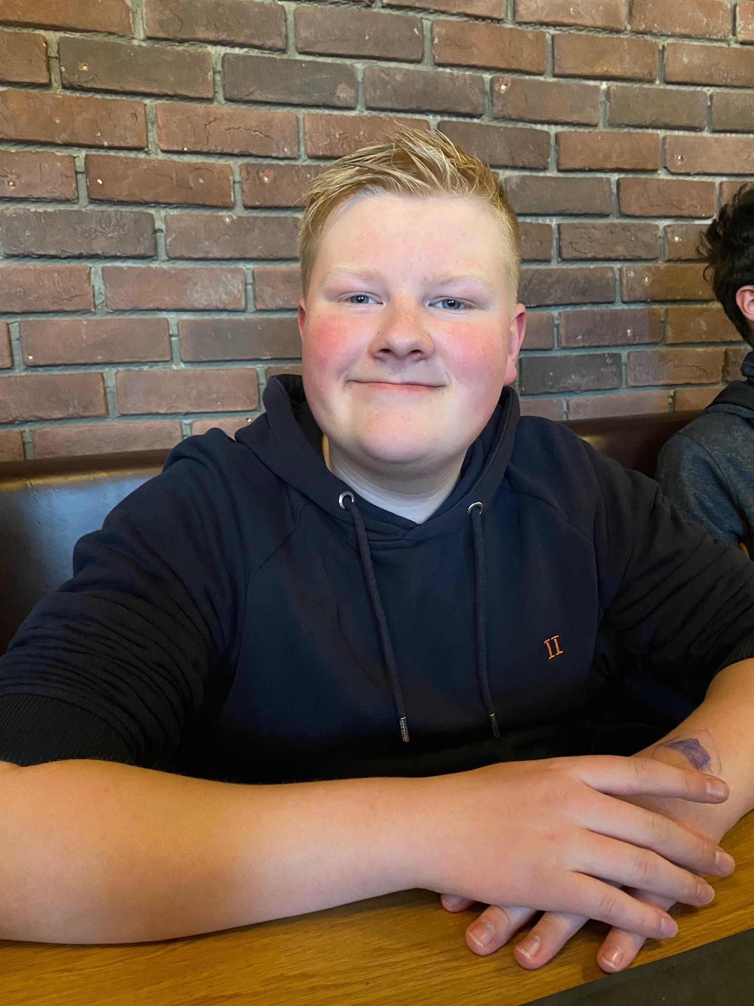En person som sitter ved et bord