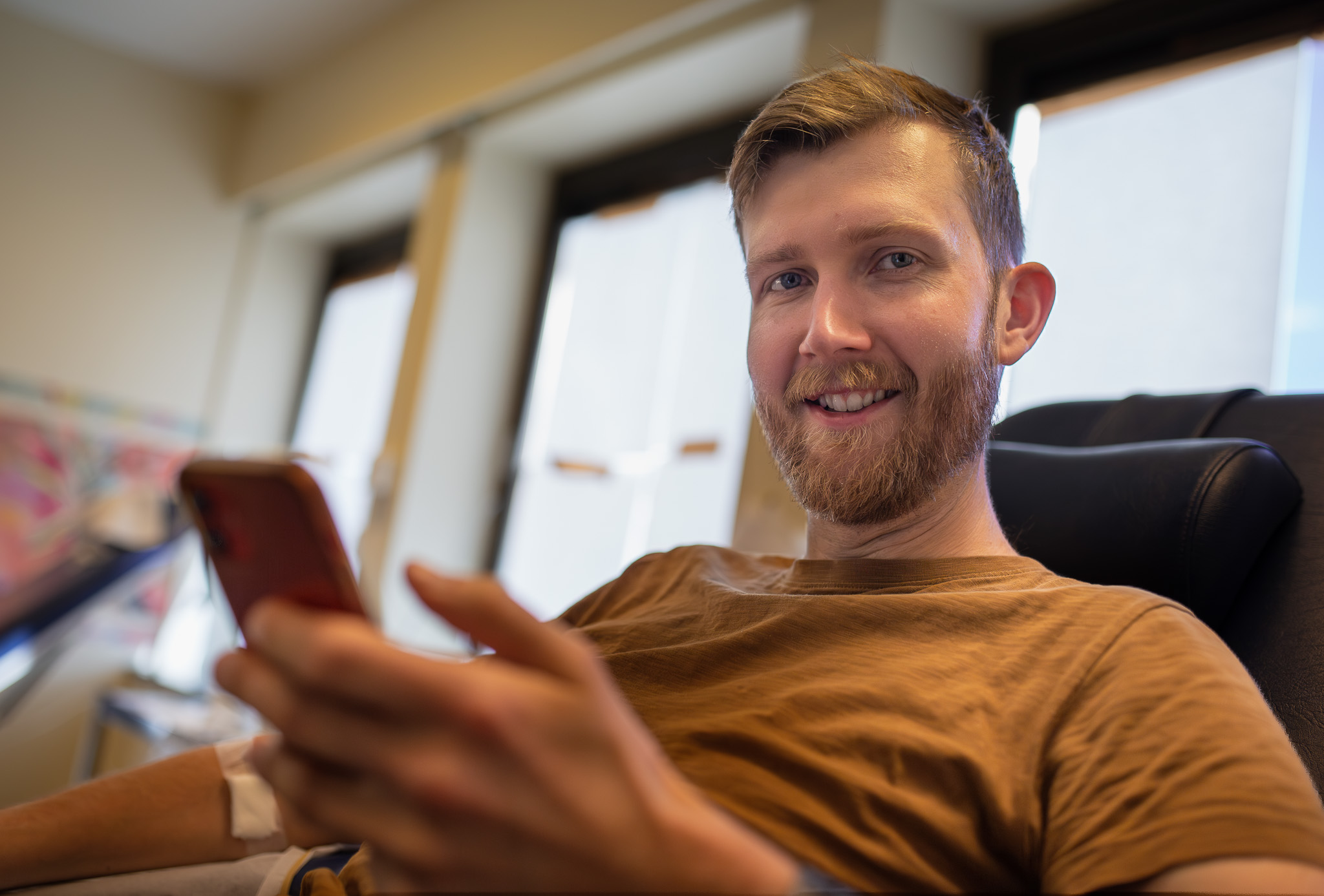 En mann som smiler og peker