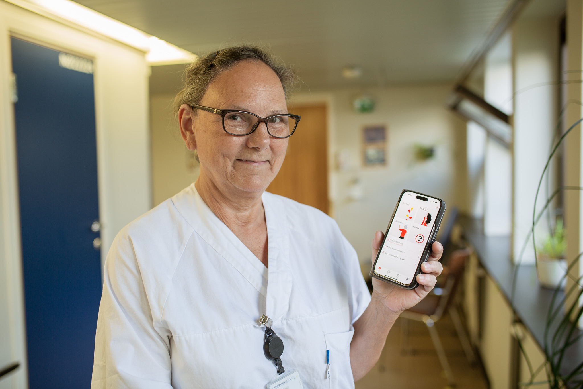 En mann som holder en telefon