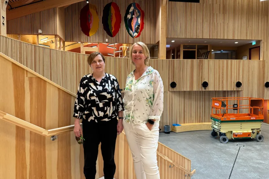 To kvinner som står i et rom