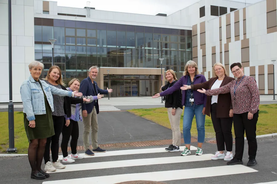 Bilde av ansatte som ønsker velkommen til det nye sykehuset.