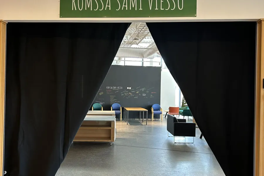 Et rom med skrivebord og stoler