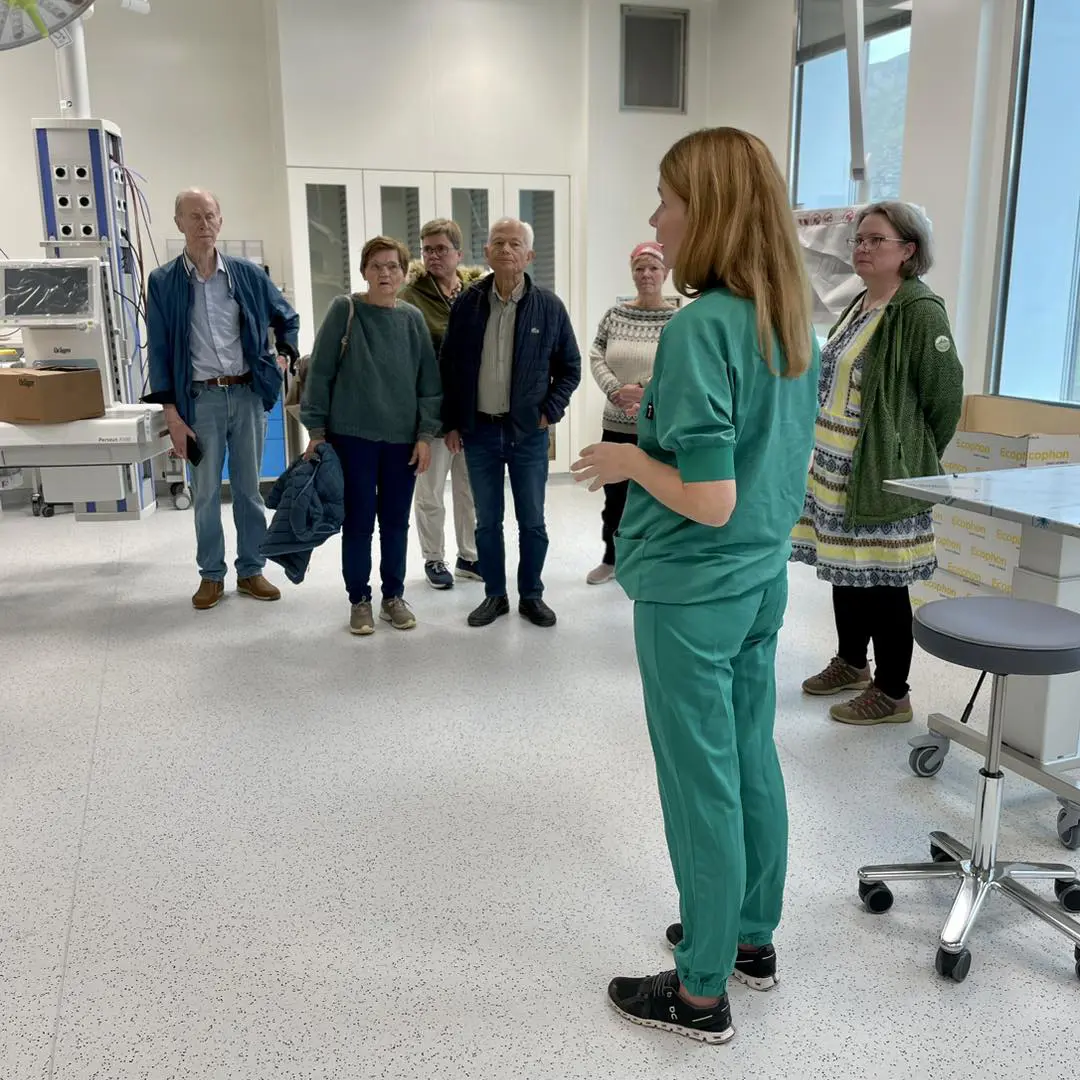 En gruppe personer i et rom