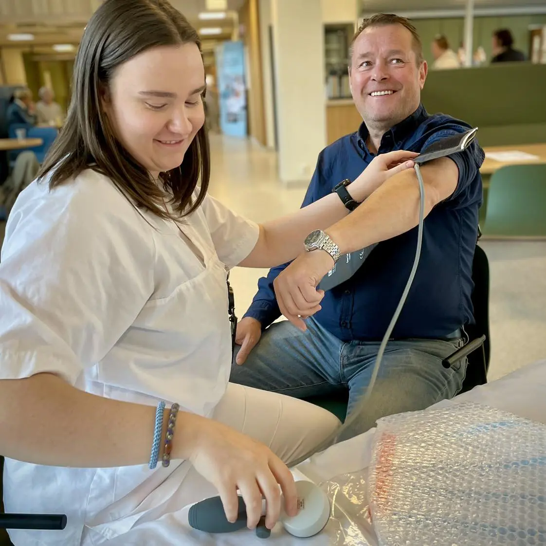 En mann og en kvinne som sitter ved et bord