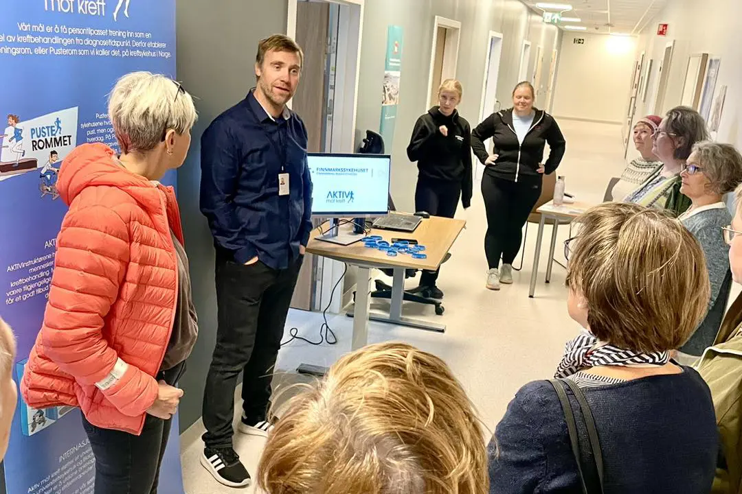 En gruppe personer i et rom