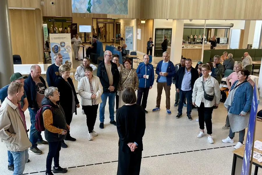 En gruppe mennesker i en bygning