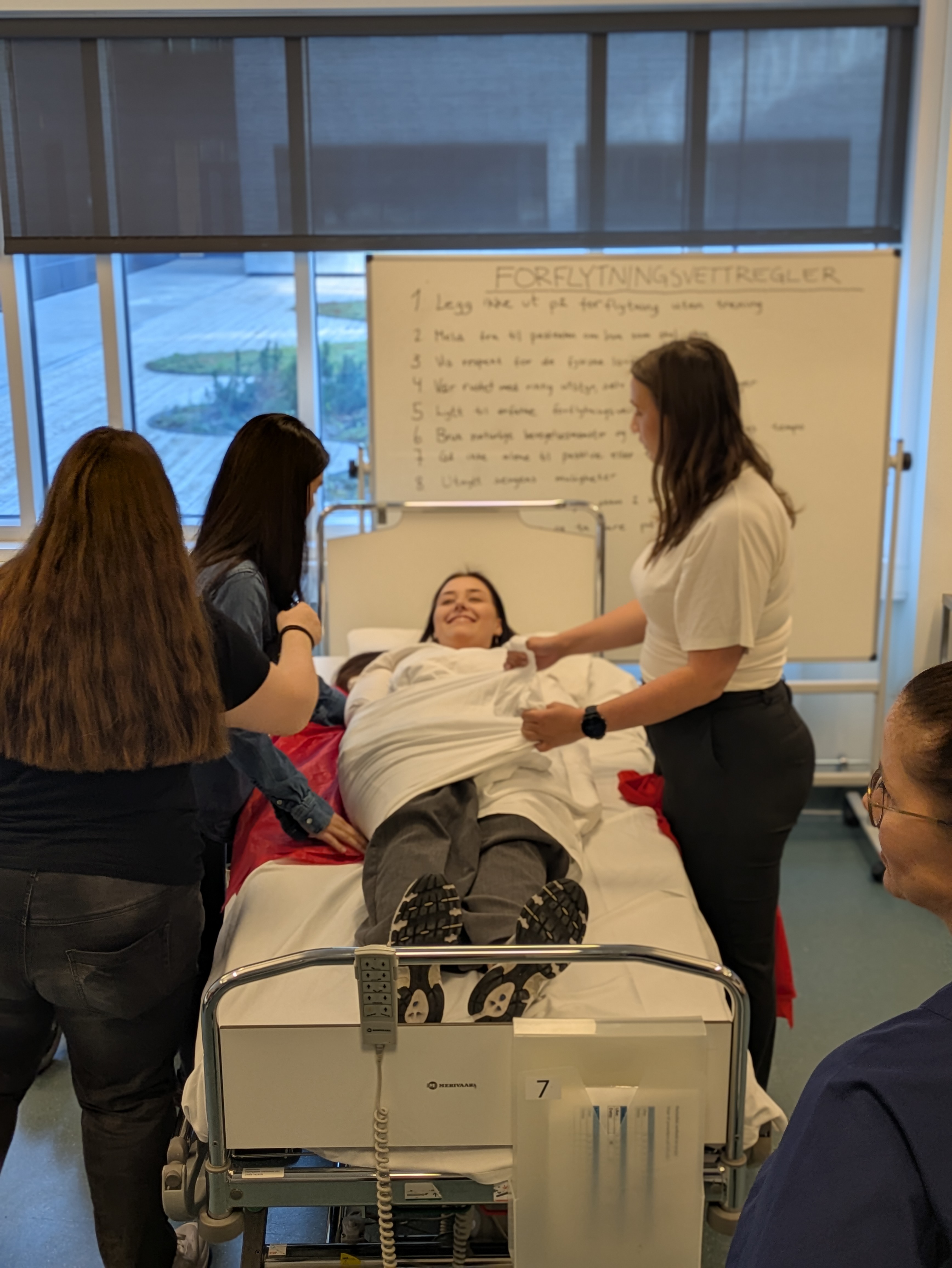 Personer som øver på forflytning av pasient med hjerneslag