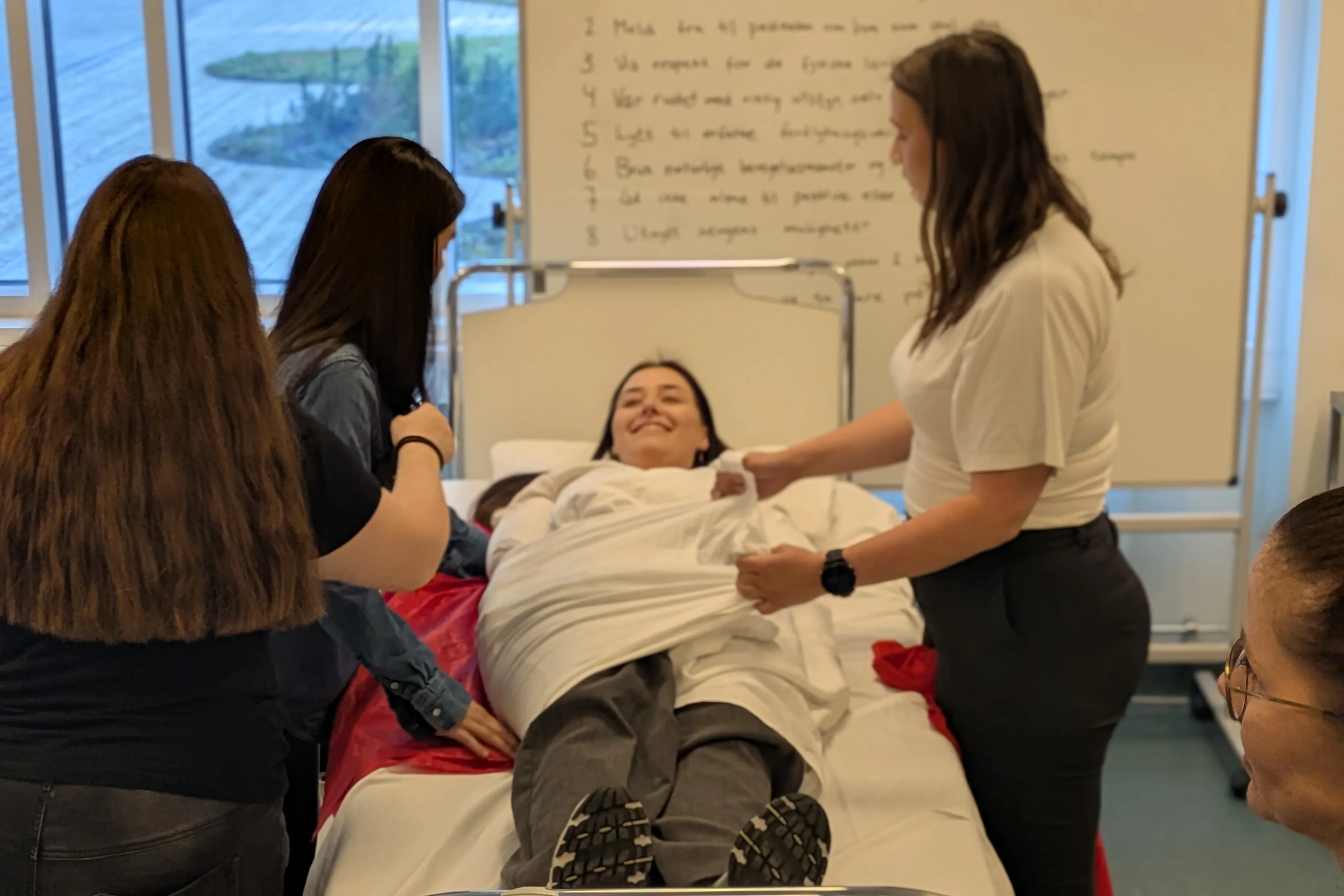 Personer som øver på forflytning av pasient med hjerneslag