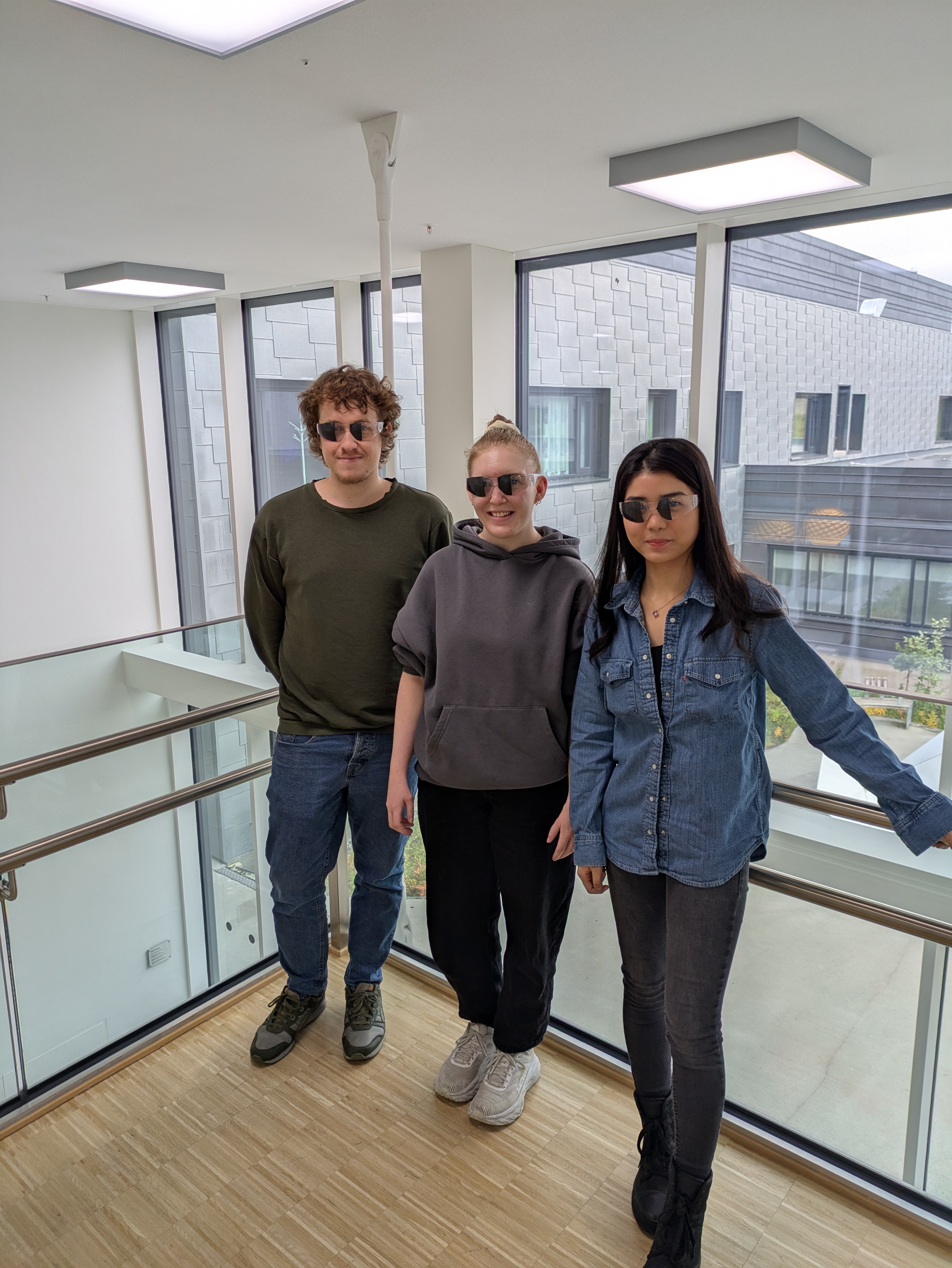 En gruppe mennesker som poserer for et bilde