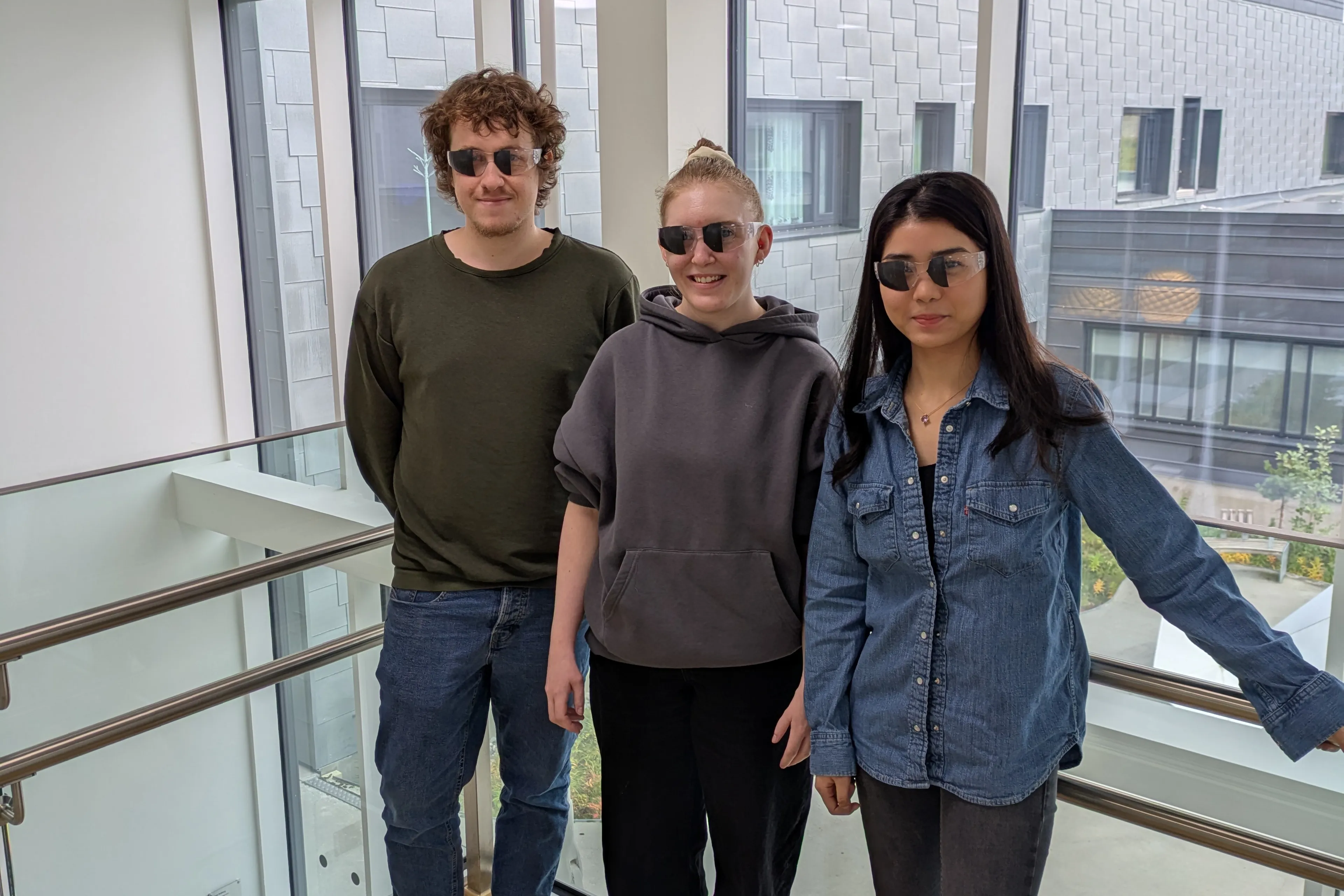 En gruppe mennesker som poserer for et bilde