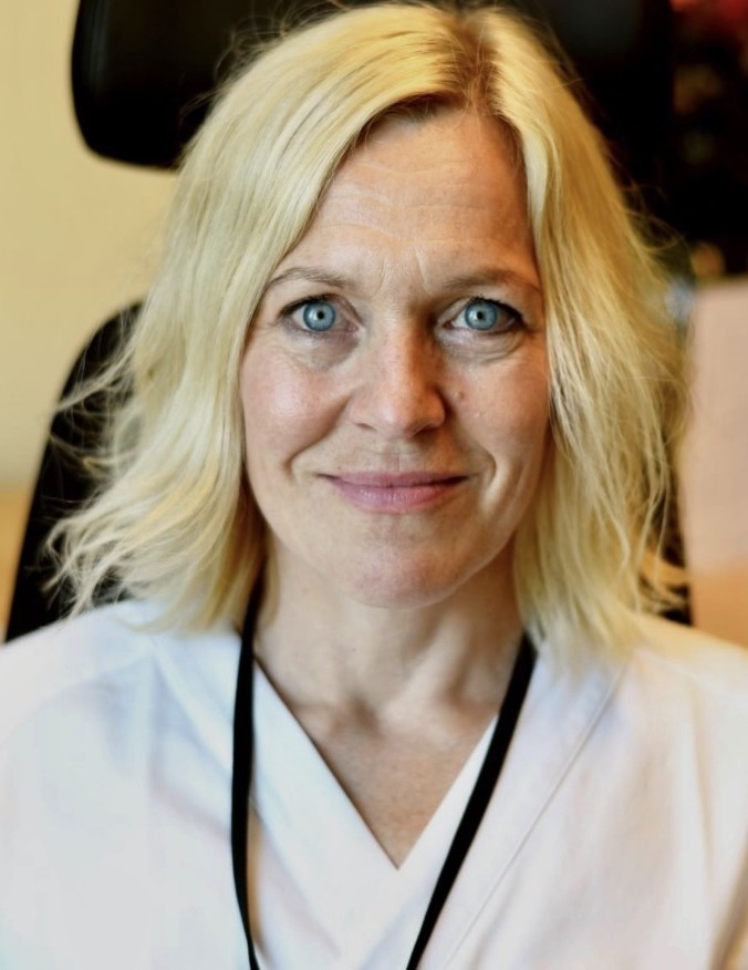 En kvinne med blondt hår