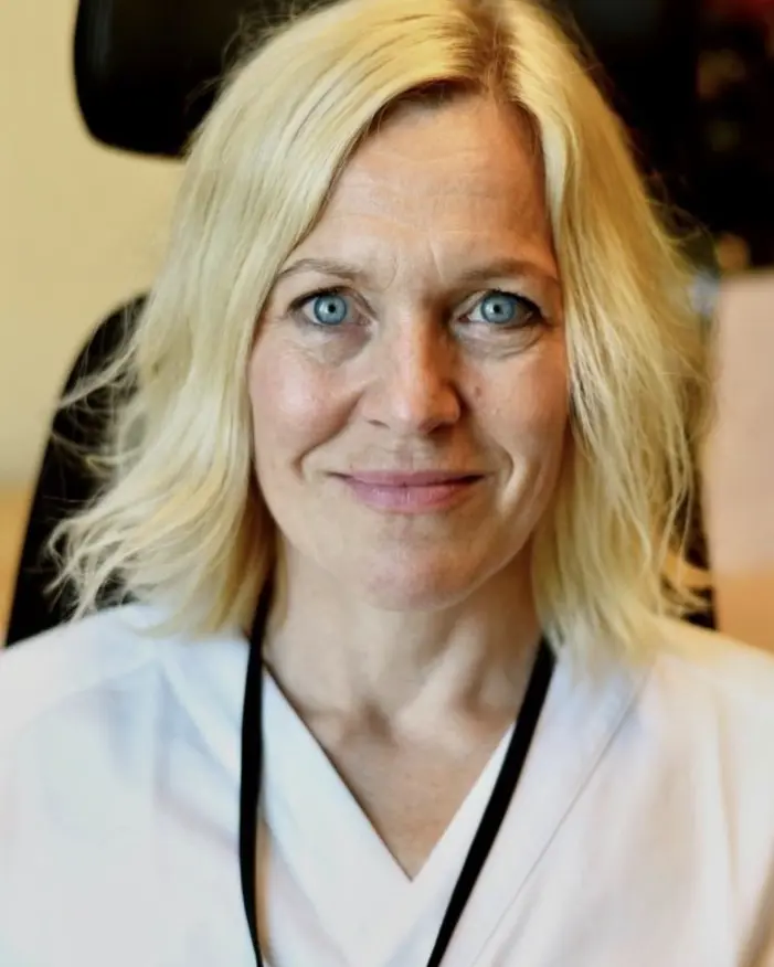 En kvinne med blondt hår