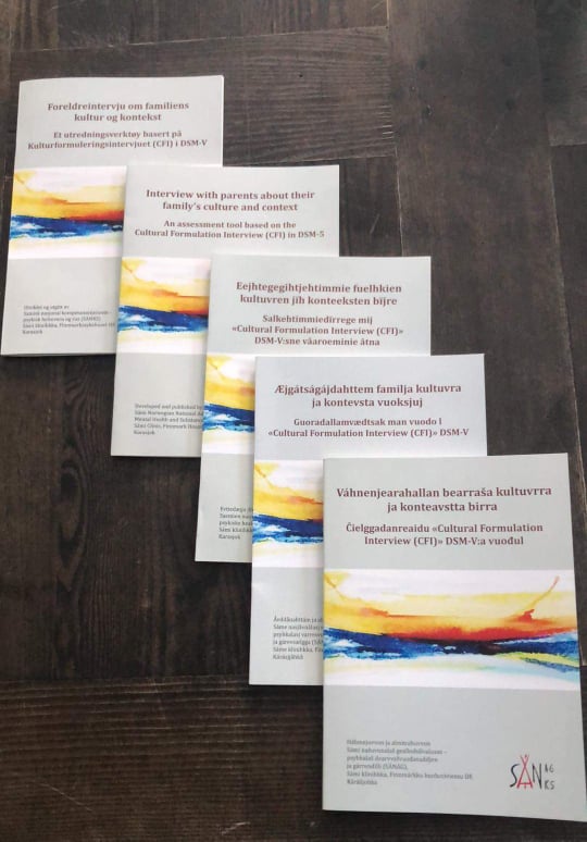 En gruppe papirer på et bord