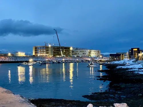 Bilde av nye Hammerfest sykehus sett fra Fuglenesbukta.