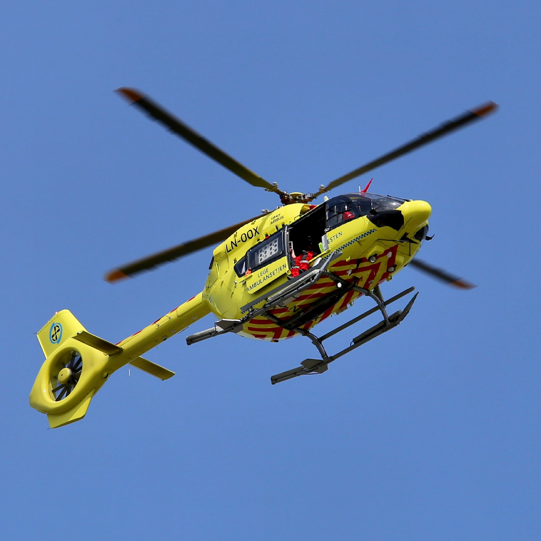 Et gult helikopter på himmelen