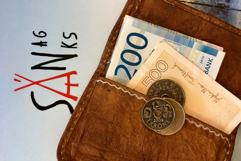 Et nærbilde av noen penger