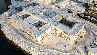 Dronefoto av nye Hammerfest sykehus.