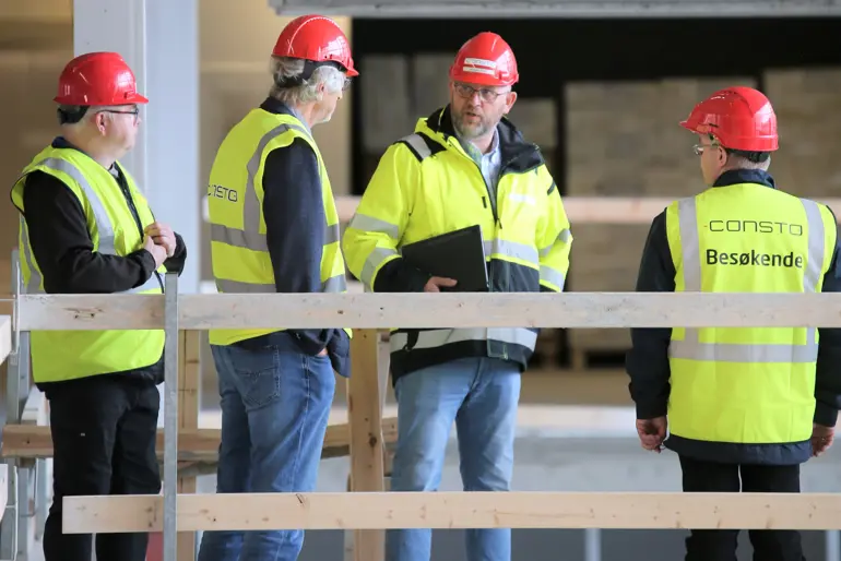 Espen Hansen på omvisning med styret i Finnmarkssykehuset.