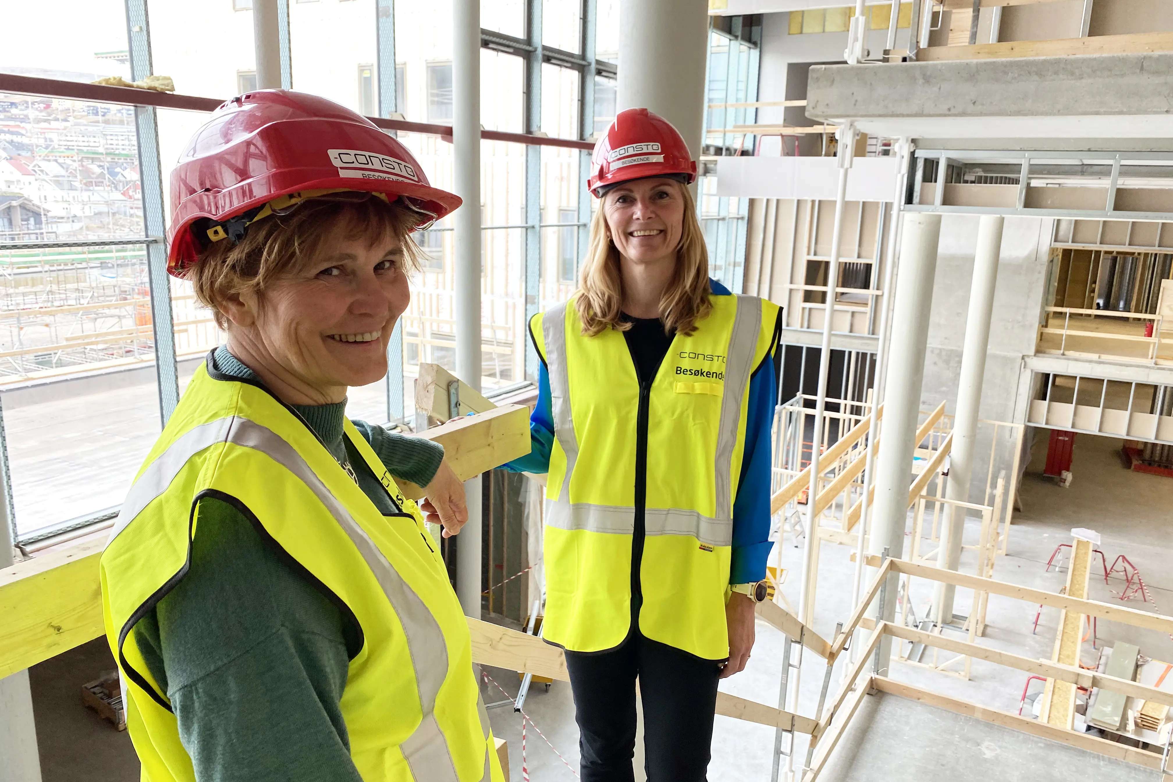 Bilde av Vivi Brenden Bech og Lena Nymo Helli på omvisning inne i sykehuset.