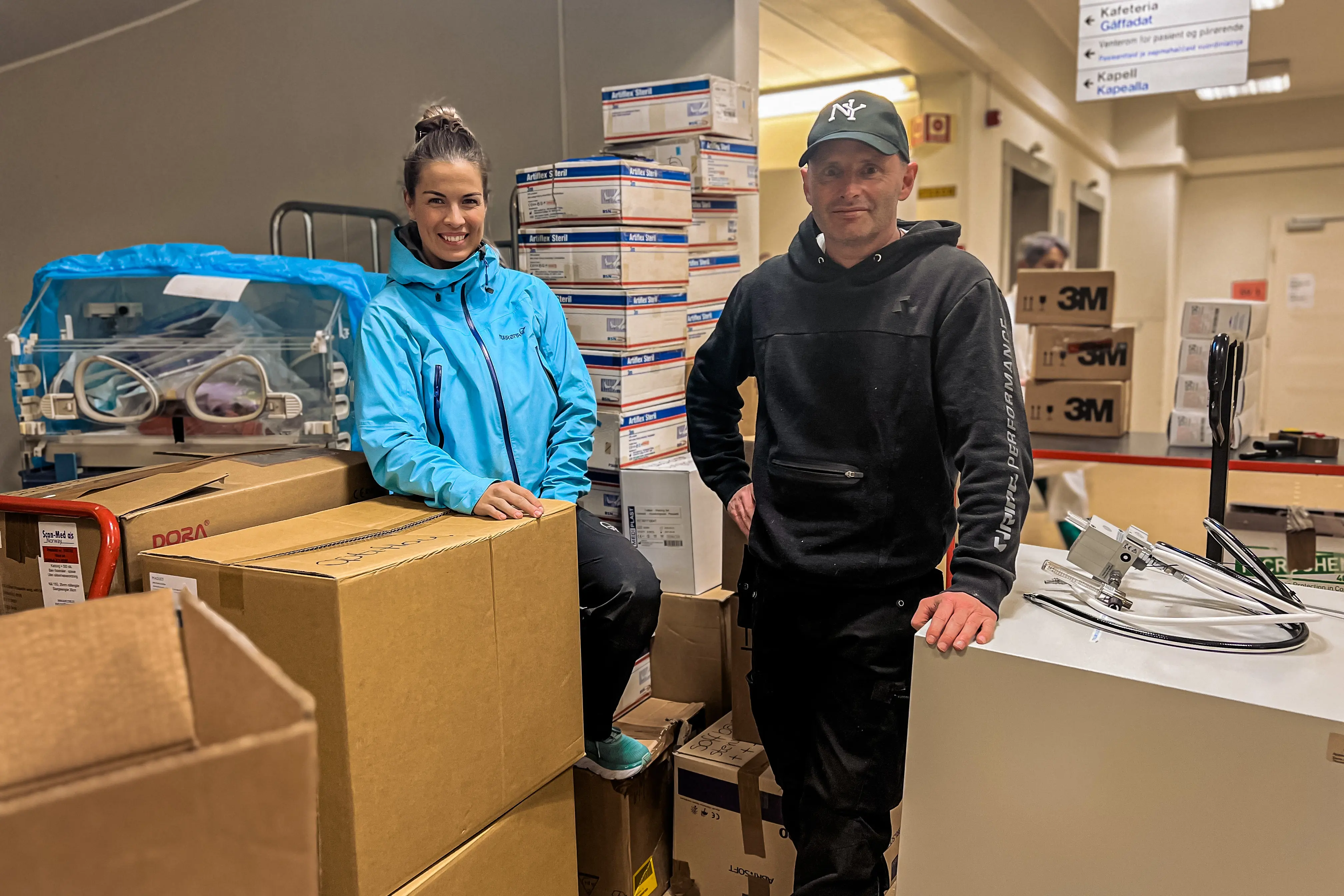 Edel Marlèn Taraldsen og Kurt Eriksen på Hammerfest sykehus. Foto: Malene Nicolaysen