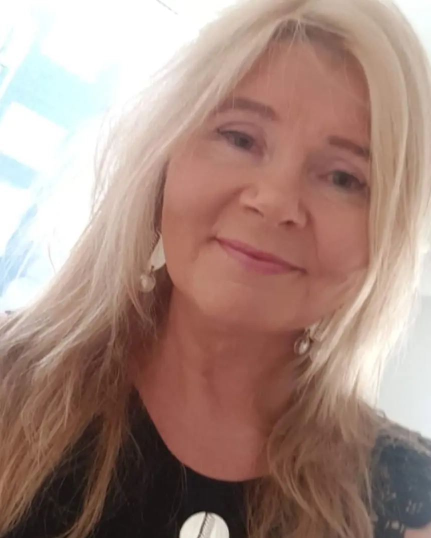 En kvinne med blondt hår