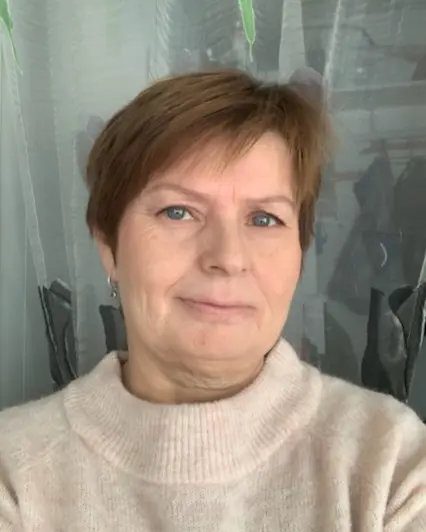 En person med kort hår