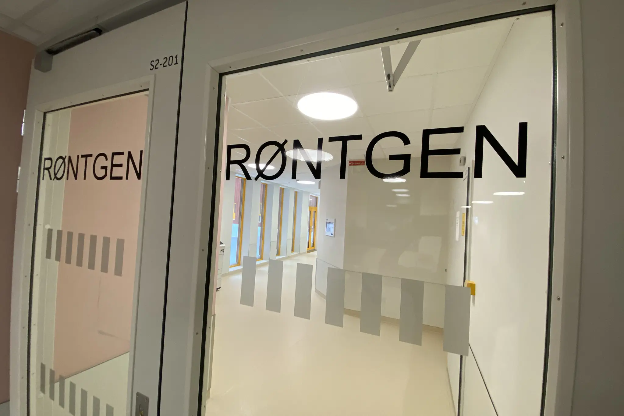 Bilde av dørene inn til røntgenavdelingen