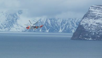 SAR Queen under innflyging, med Seiland og Håja i bakgrunnen.