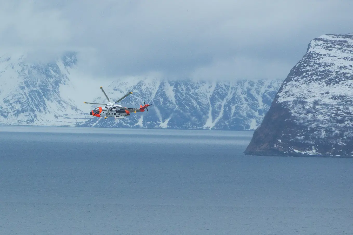 SAR Queen under innflyging, med Seiland og Håja i bakgrunnen.