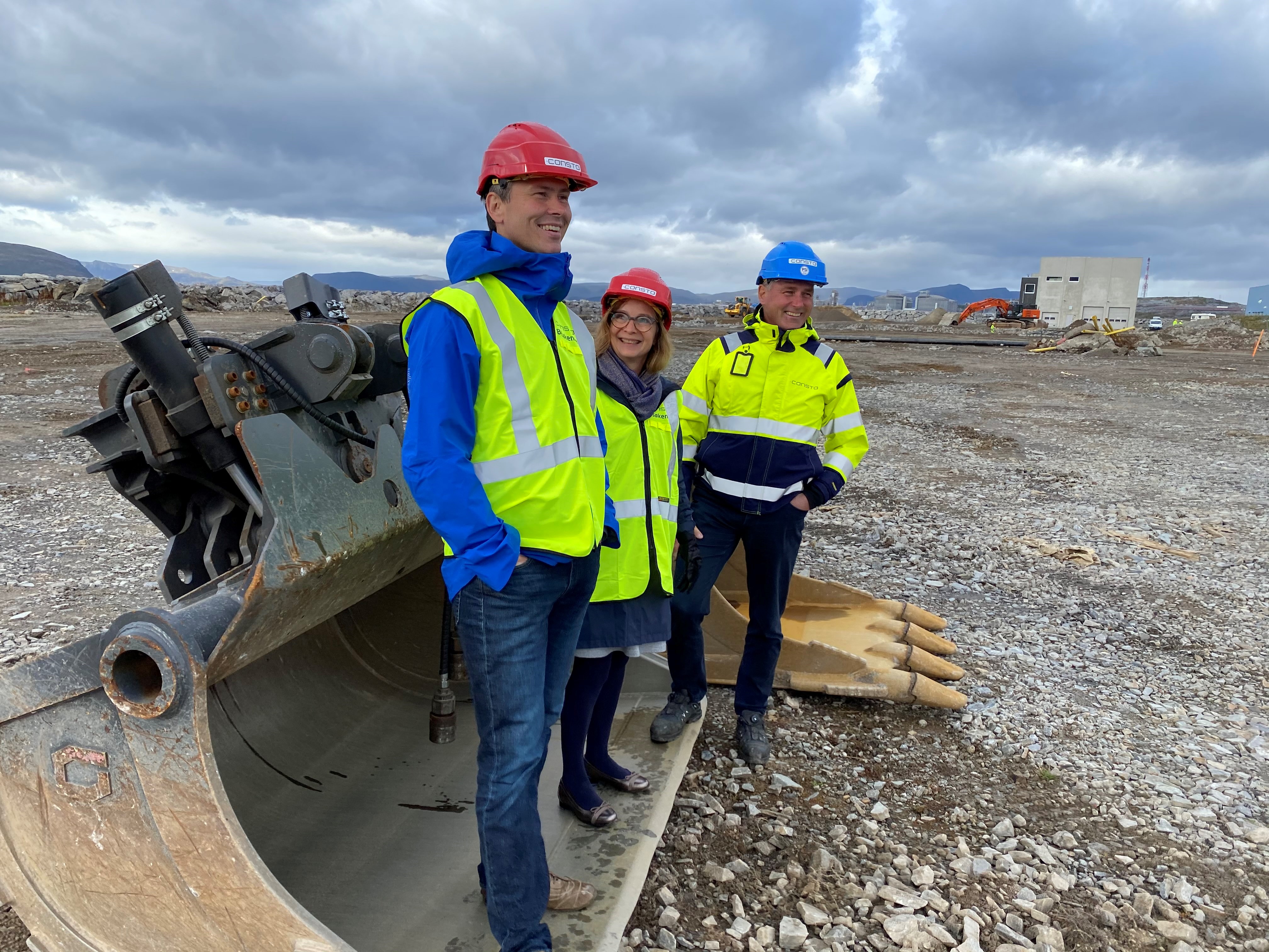 Grunnarbeidet går for fullt på den nye sykehustomta. Her er klinikksjef Jonas Valle Paulsen, administrerende direktør Siri Tau U