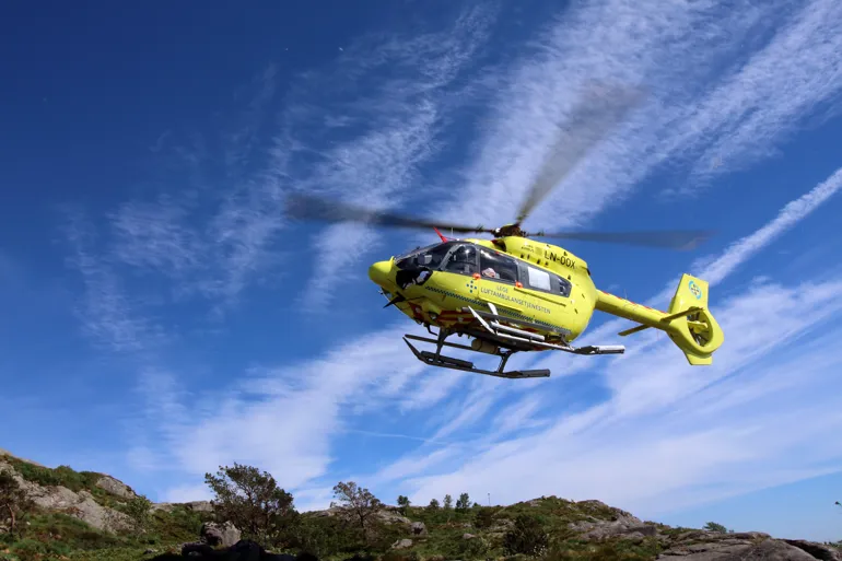 Bilde av et ambulansehelikopter som lander.