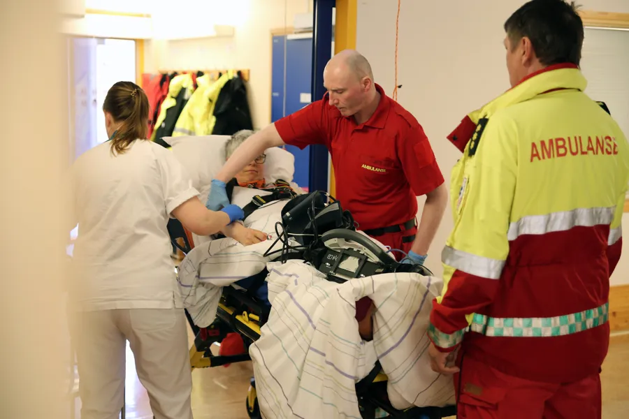 Mottak av pasient. i Alta. Ambulansearbeidere tar blodprøve.