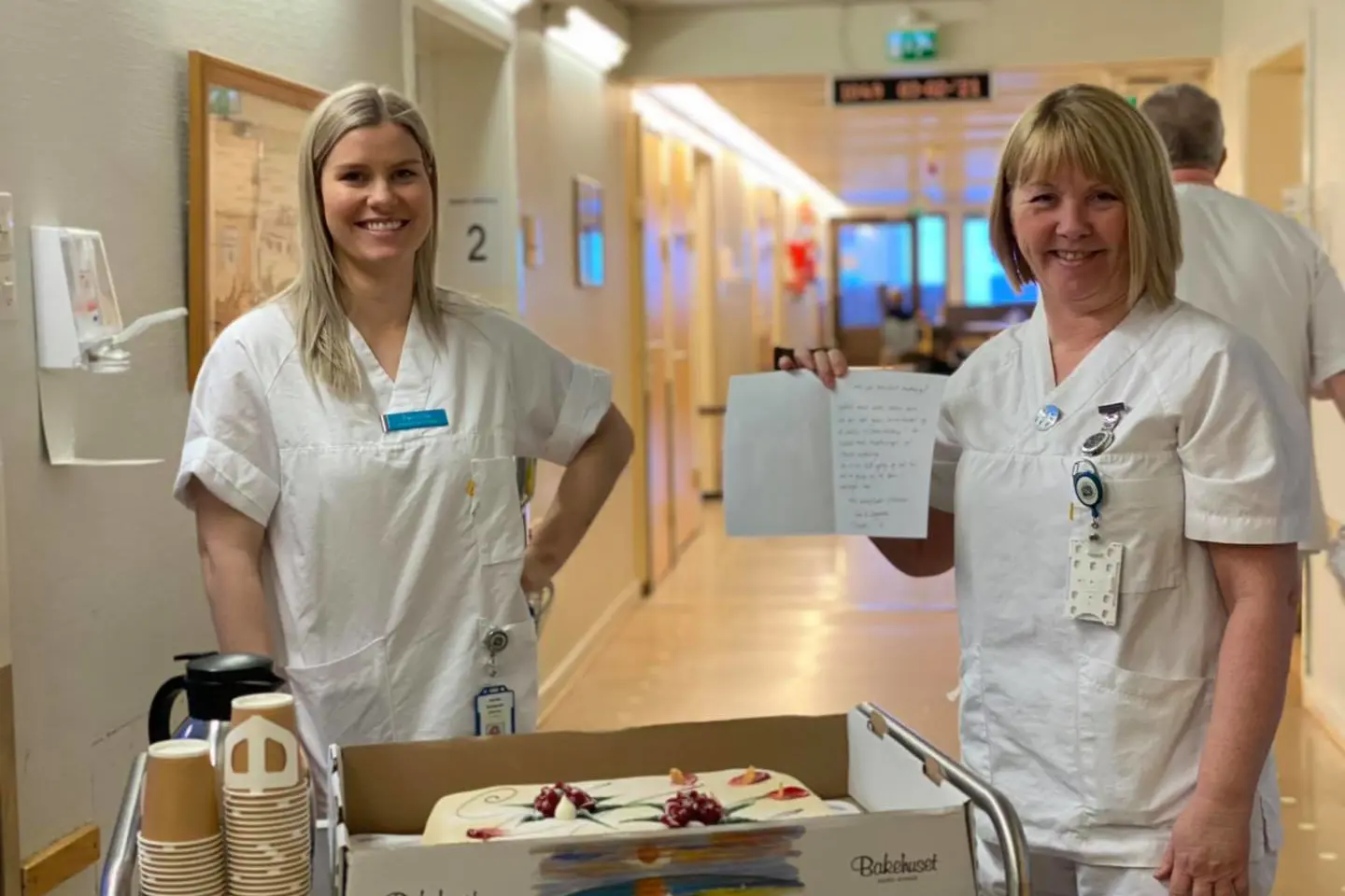 Enhetsleder Pernille Nicolaysen og konst. avdelingsleder for akuttmedisin Tone E. Dagsvold feiret med kake til de ansatte når op