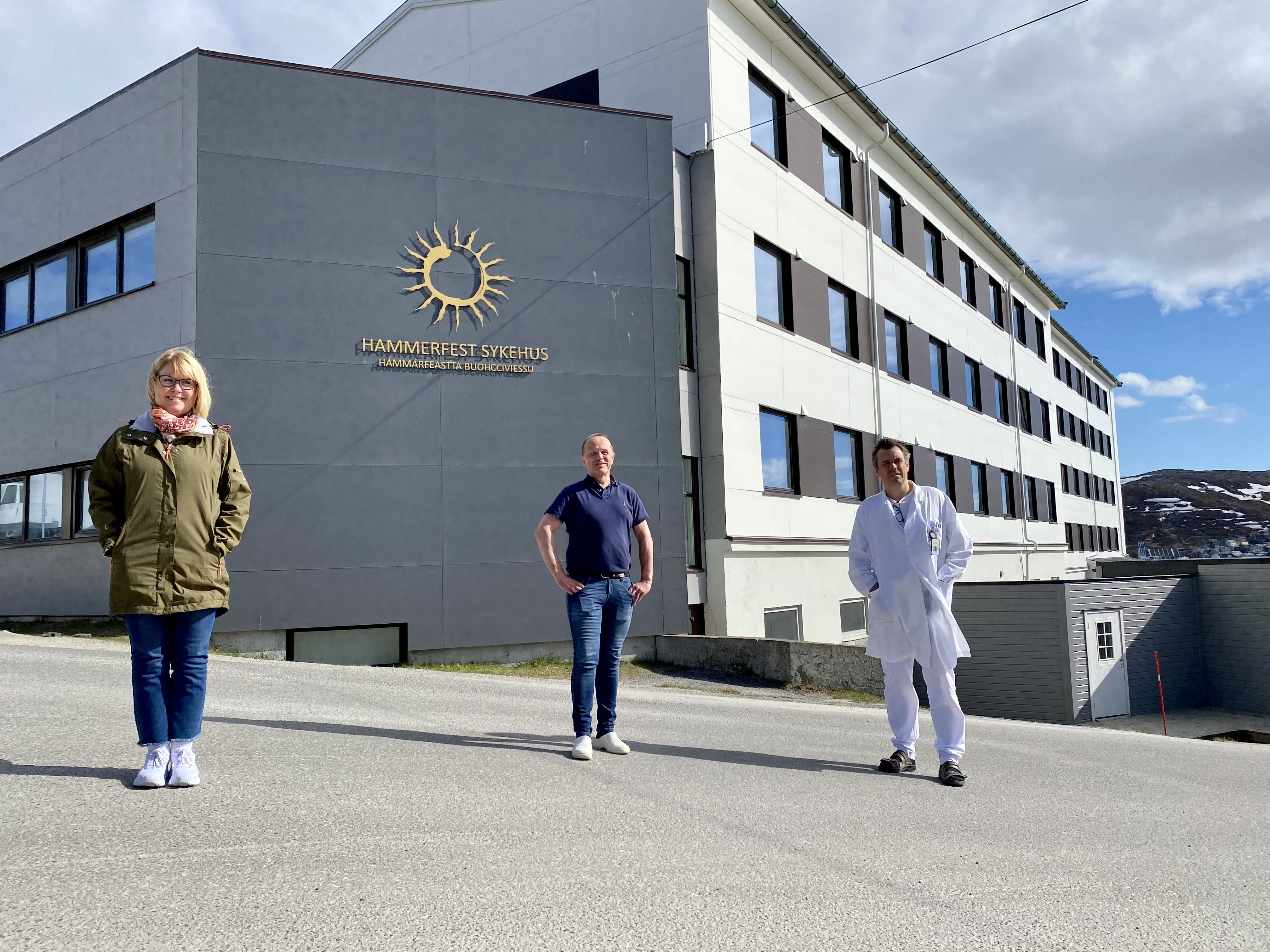 Bilde av Tone Dagsvold, Bjørn Wembstad og Uwe Agledahl utenfor Hammerfest sykehus.