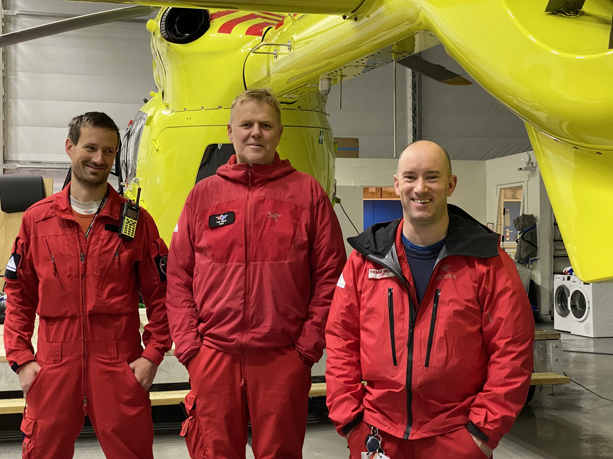 Bilde av mannskapet foran helikopteret etter fullført oppdrag.
