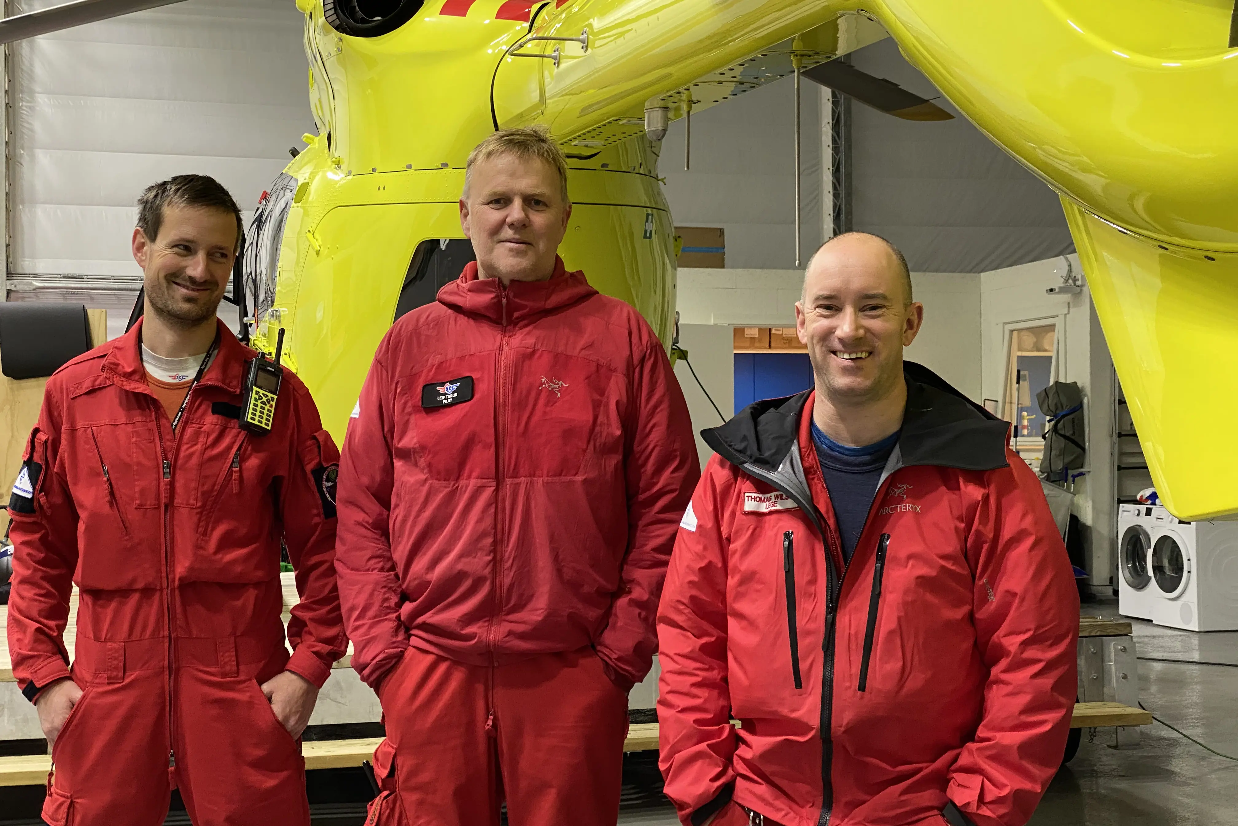 Bilde av mannskapet foran helikopteret etter fullført oppdrag.