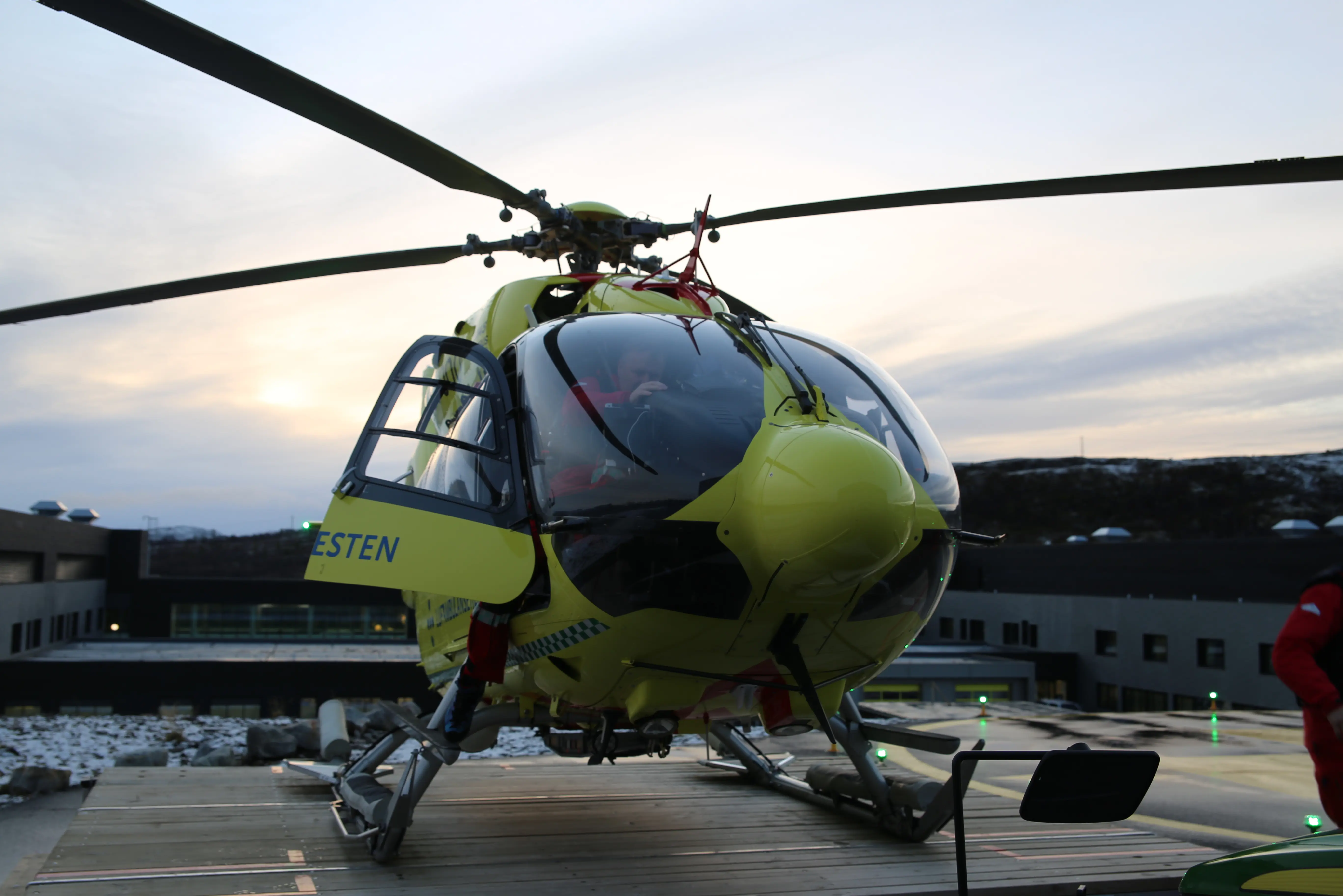 Helikopteret gjøres klart. Pilot Leif Turlid går igjennom sjekklisten.