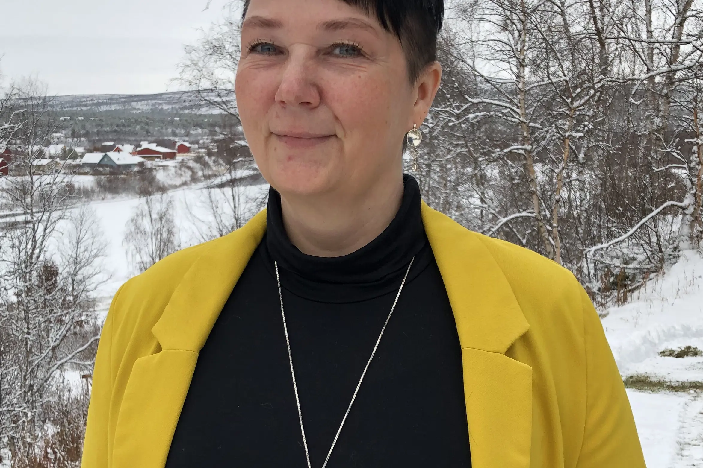 En mann i gul jakke