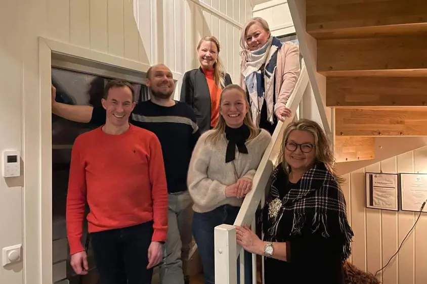 En gruppe mennesker som poserer for et bilde