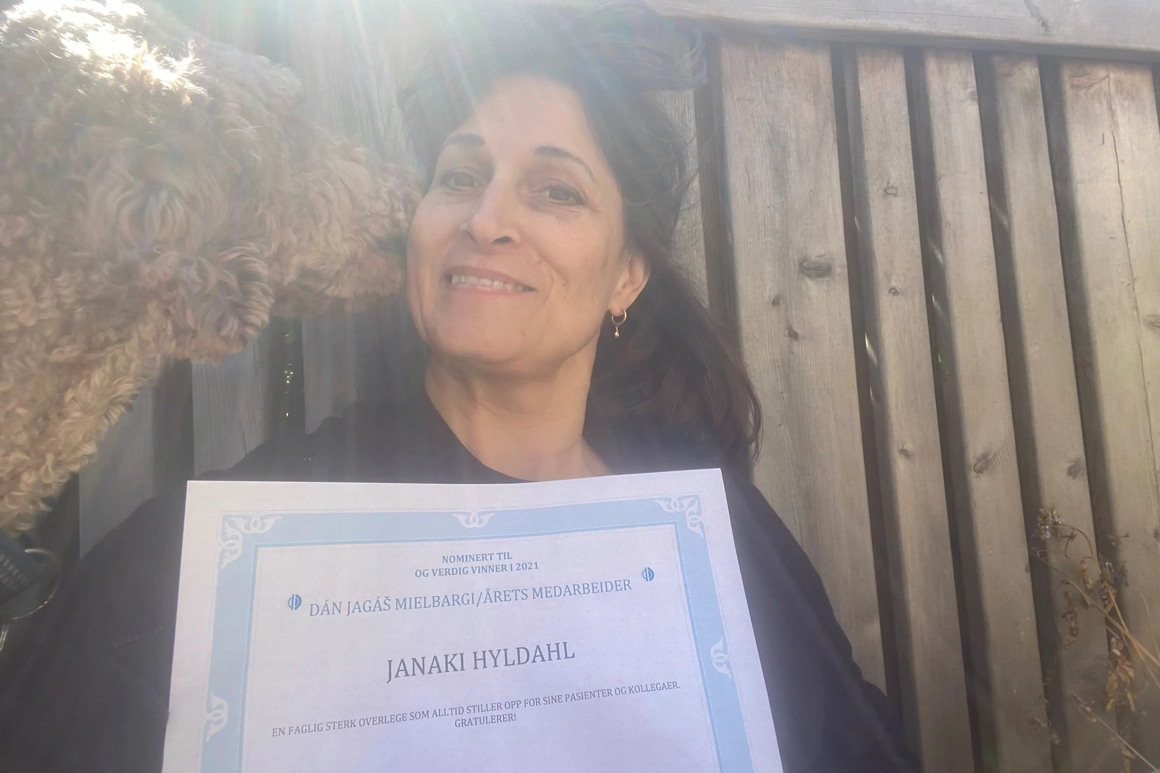 Janaki Hyldahl ble vinner av «Årets medarbeider i Sámi klinihkka 2021».