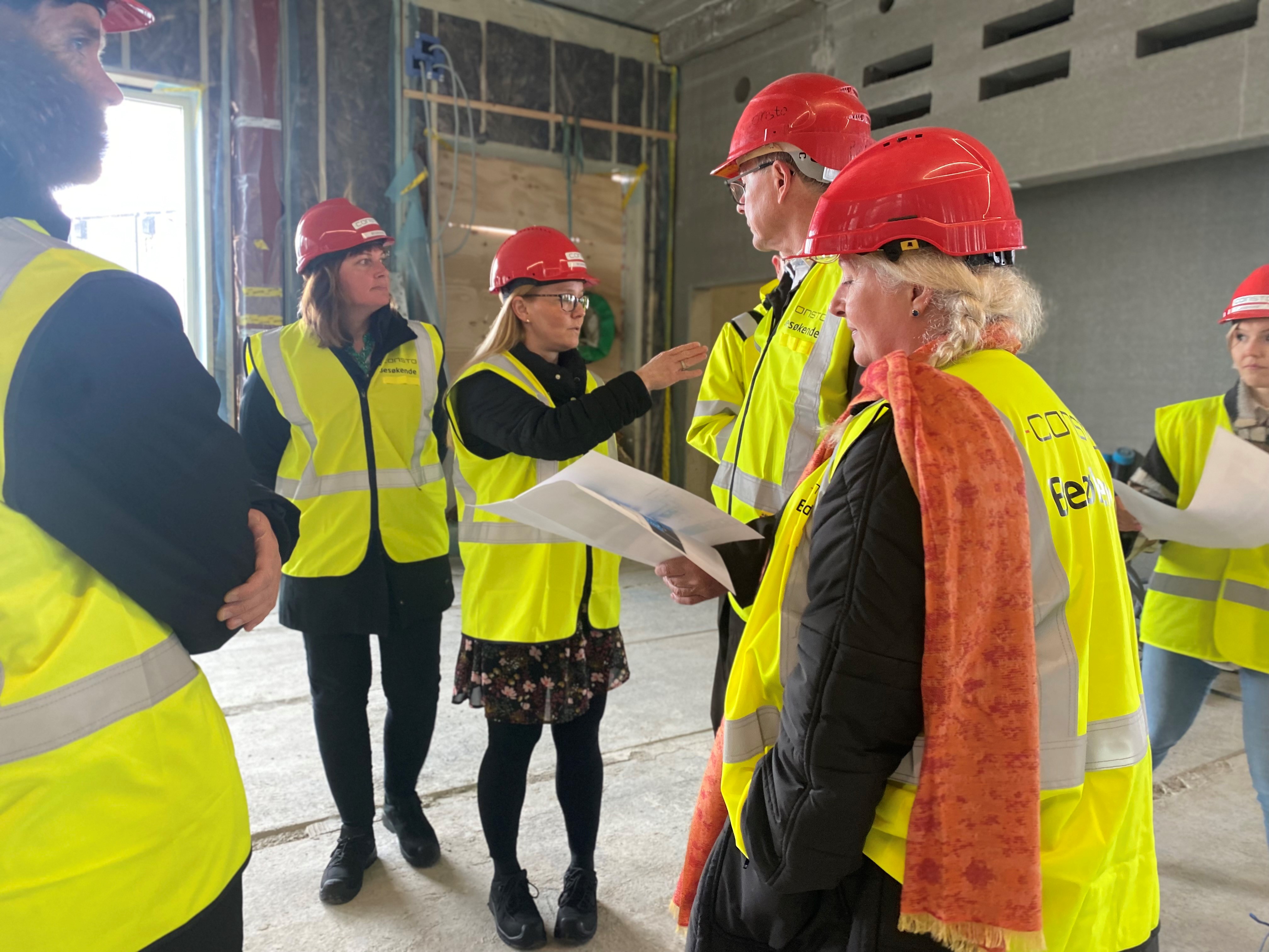 Linda Okstad viser rektoratet rundt i det som skal bli UiTs lokaler i 1.etasje