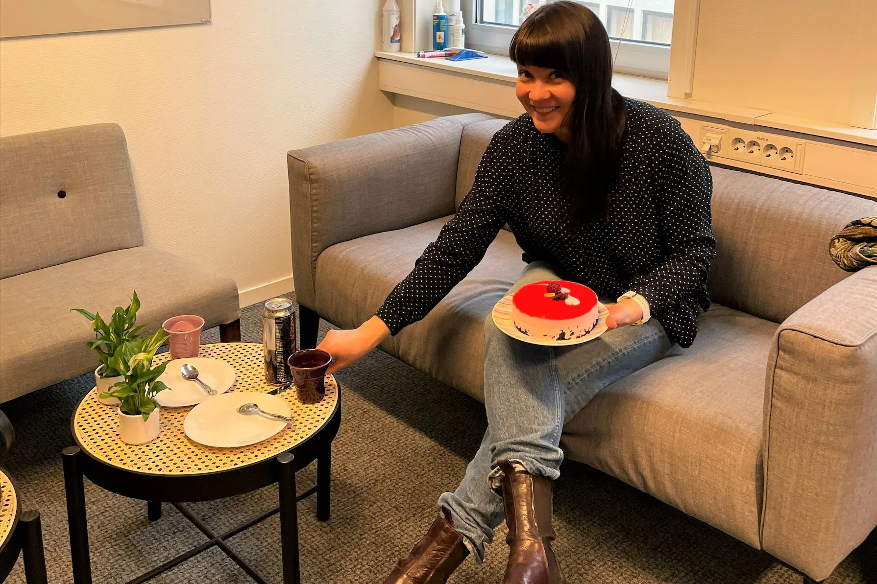 En person som sitter på en sofa