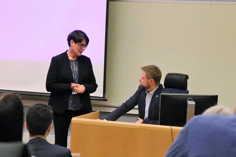 En mann som holder en presentasjon