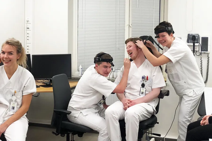 En gruppe mennesker i et rom