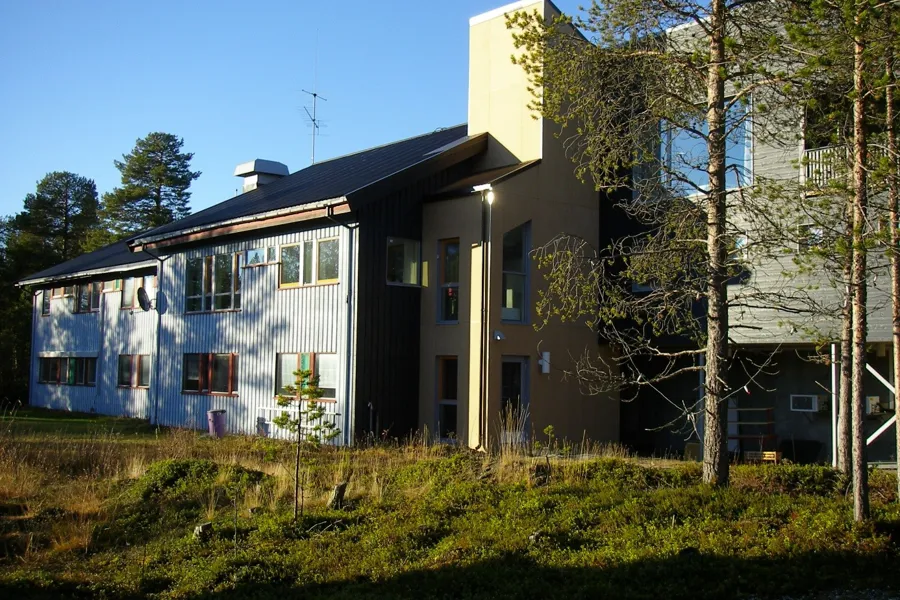 Et hus med trær foran