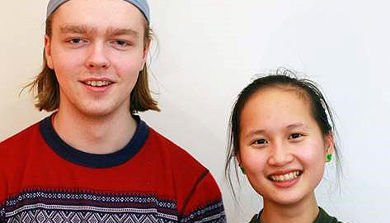 En mann og en kvinne som smiler