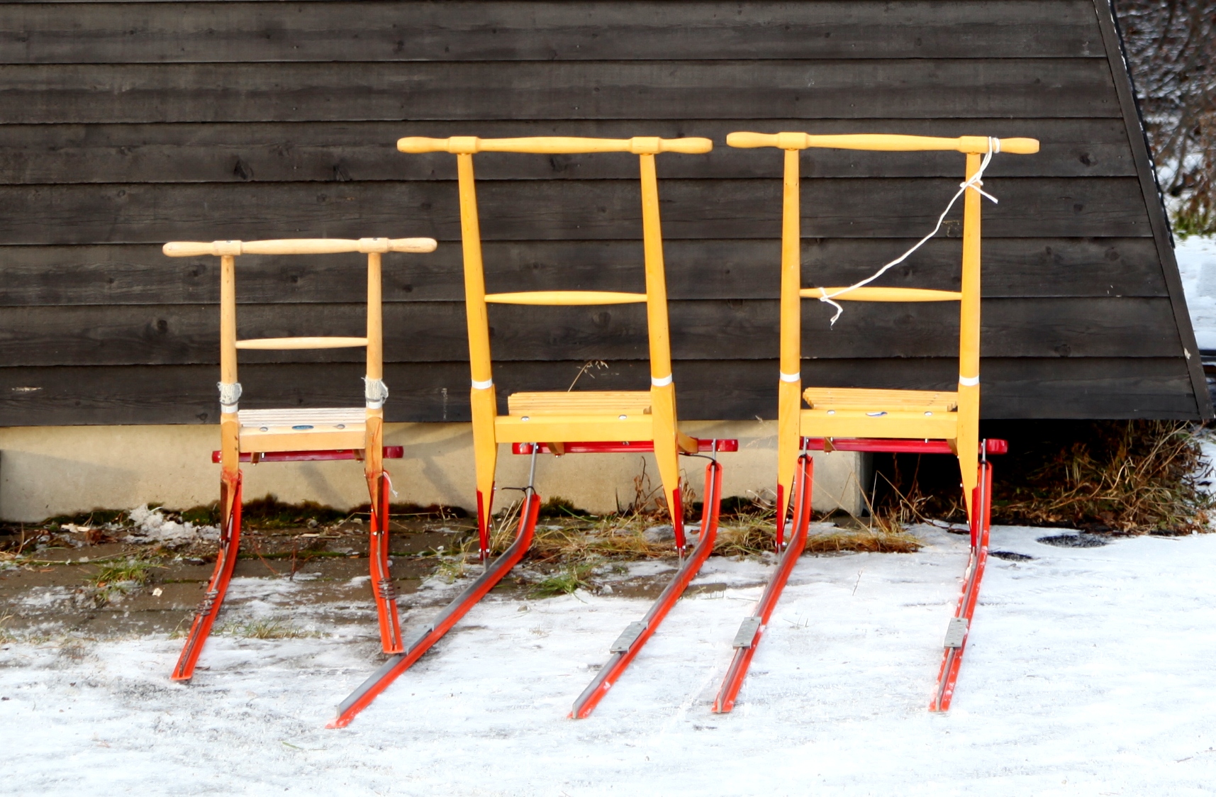En huske satt i snøen