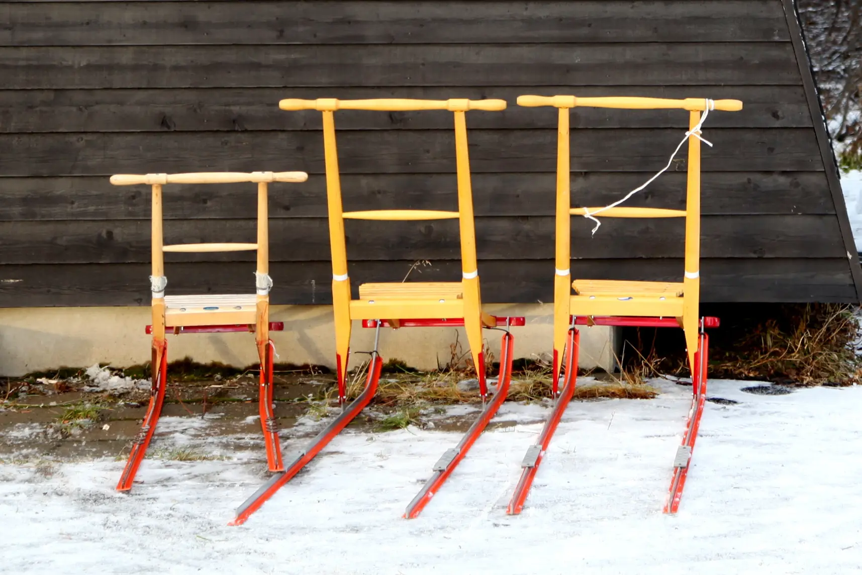 En huske satt i snøen