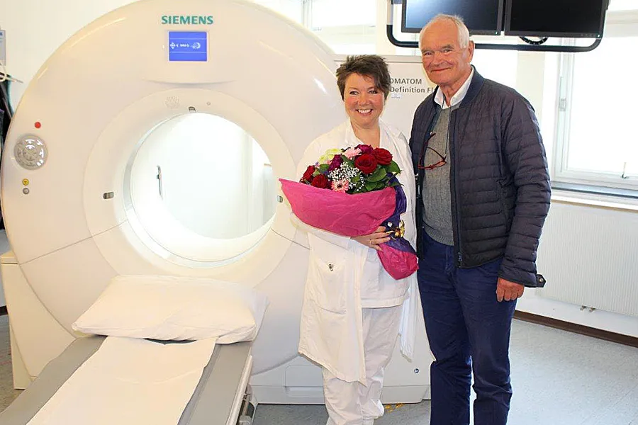 En mann og kvinne som poserer for et bilde