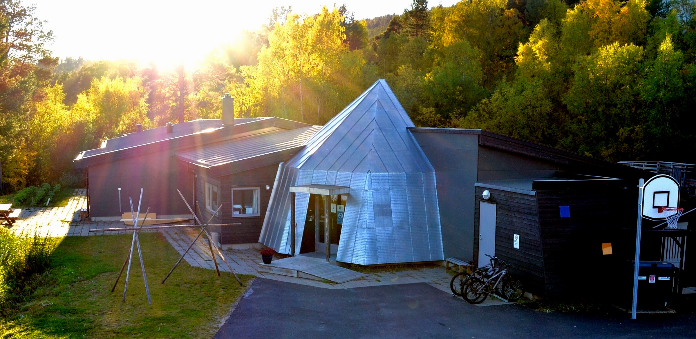 Et hus med garasje og trær i bakgrunnen